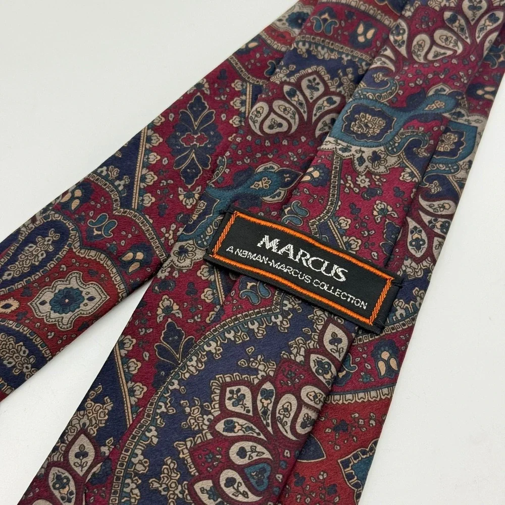 Marcus Neiman Marcus‎ Silk Tie Mens Burgundy Navy Paisley Handmade USA 3.625in